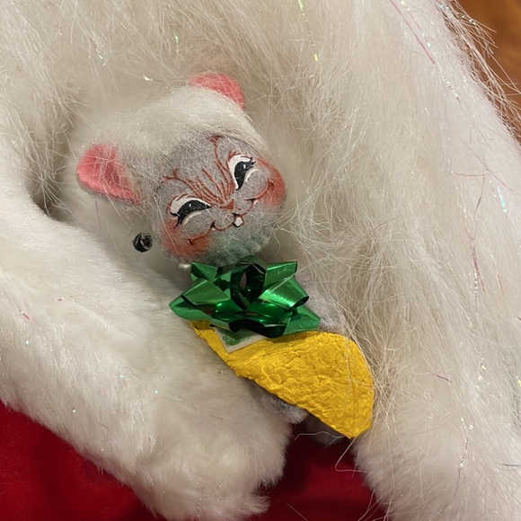 Annalee 2008 cat sitting on red pillow with mouse and slice of cheese - Picture 3 of 4